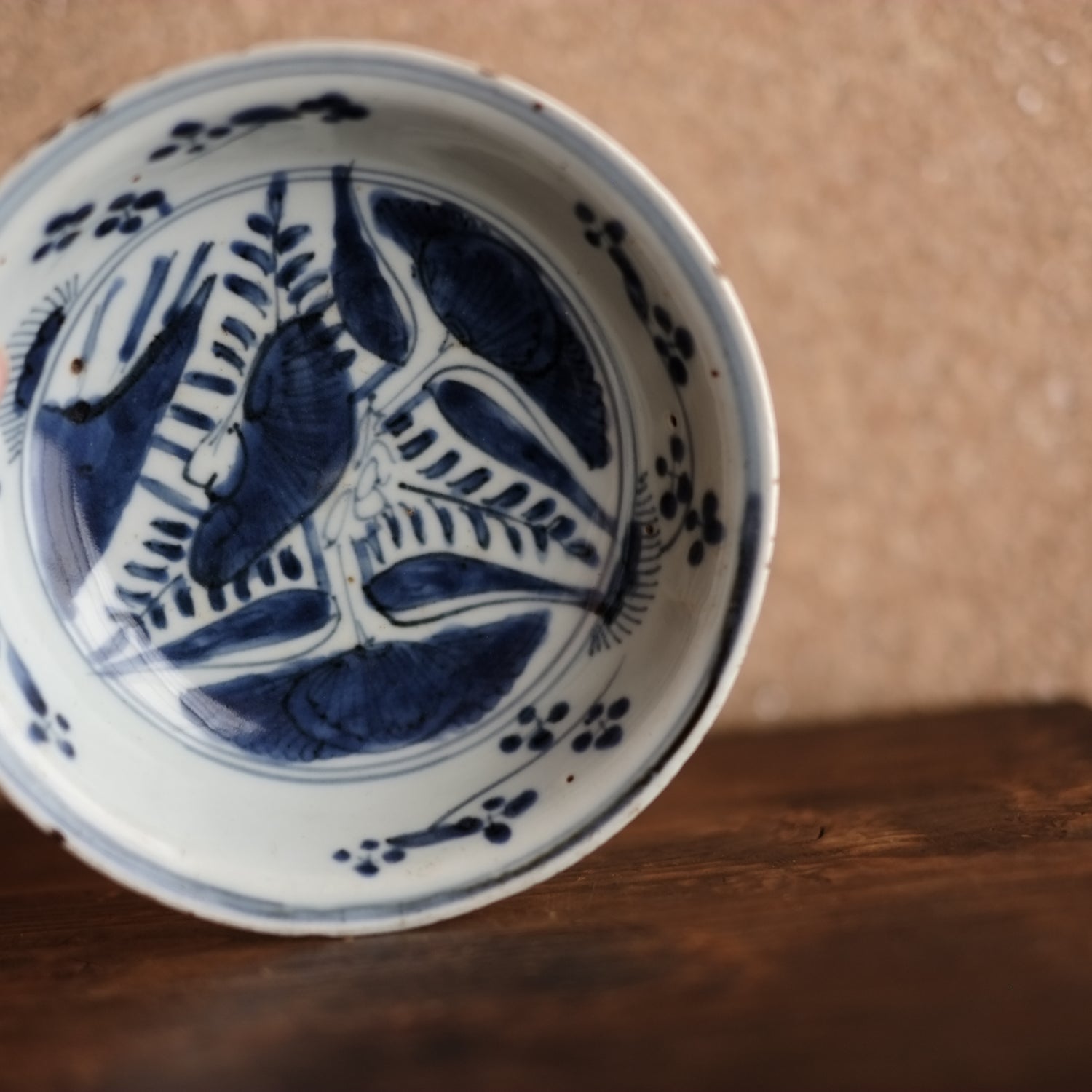 古染付 蓮子文 五寸 青花深皿(明末清初) – 逢季荘