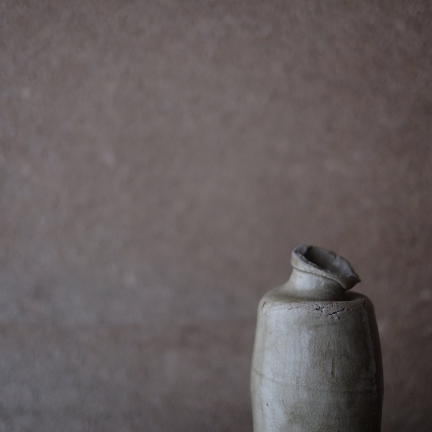 ひしゃげ灰釉徳利 瀬戸・美濃 (江戸時代) – 逢季荘