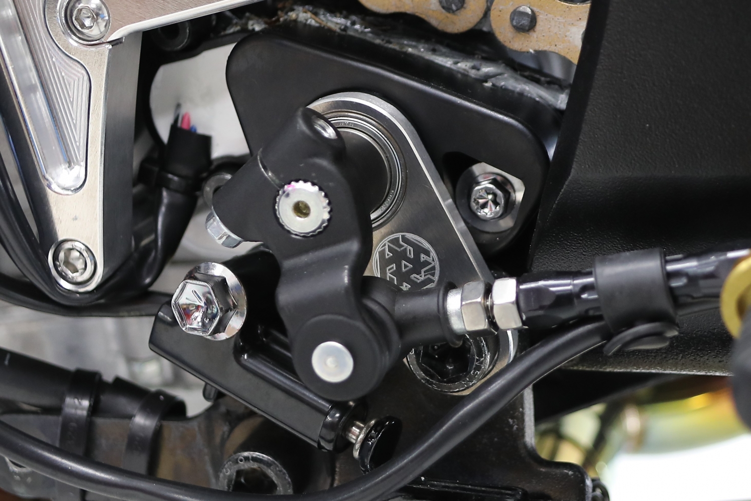 K-FACTORY ONLINE SHOP / チェンジシャフトホルダー （GSX1300R '21-)