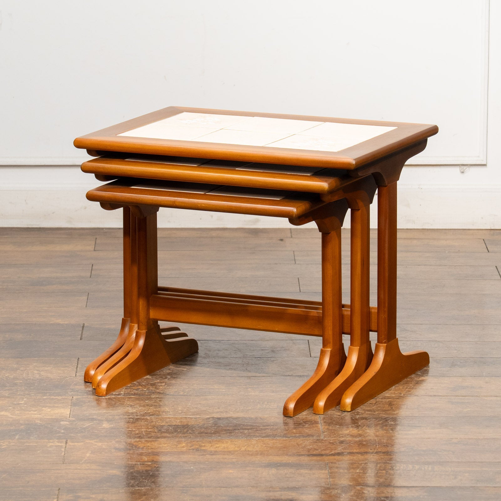 趣のある花模様のタイル天板が素敵 タイルトップ 3段 ネストテーブル