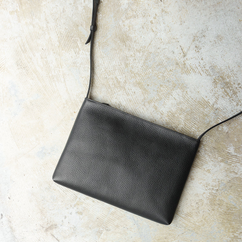 レザーサコッシュ ミディアム ブラック – HushTug