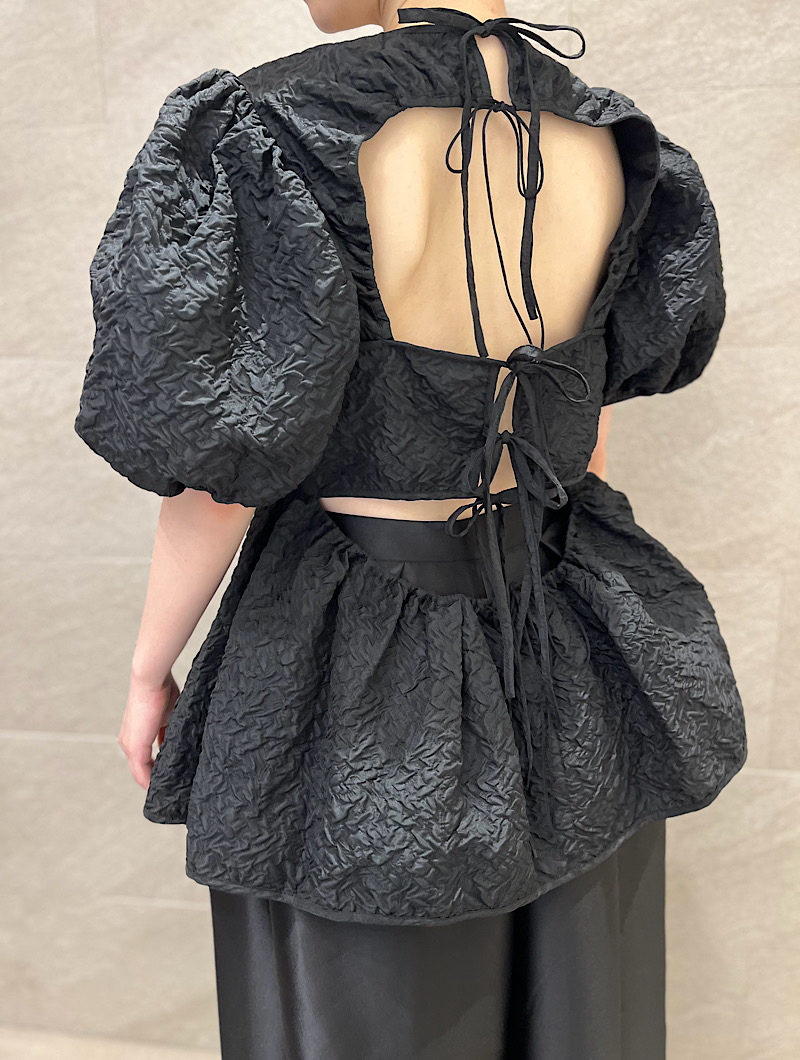 CECILIE BAHNSEN|UBAHバックデザイントップス-ブラックをレンタルする