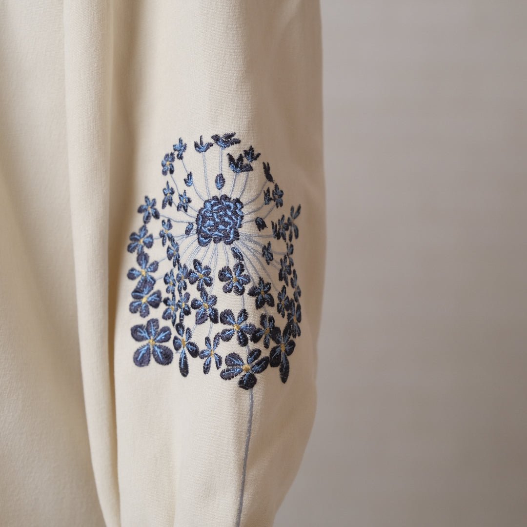 袖に花刺しゅうの柔らかコールブラウス – to blossom