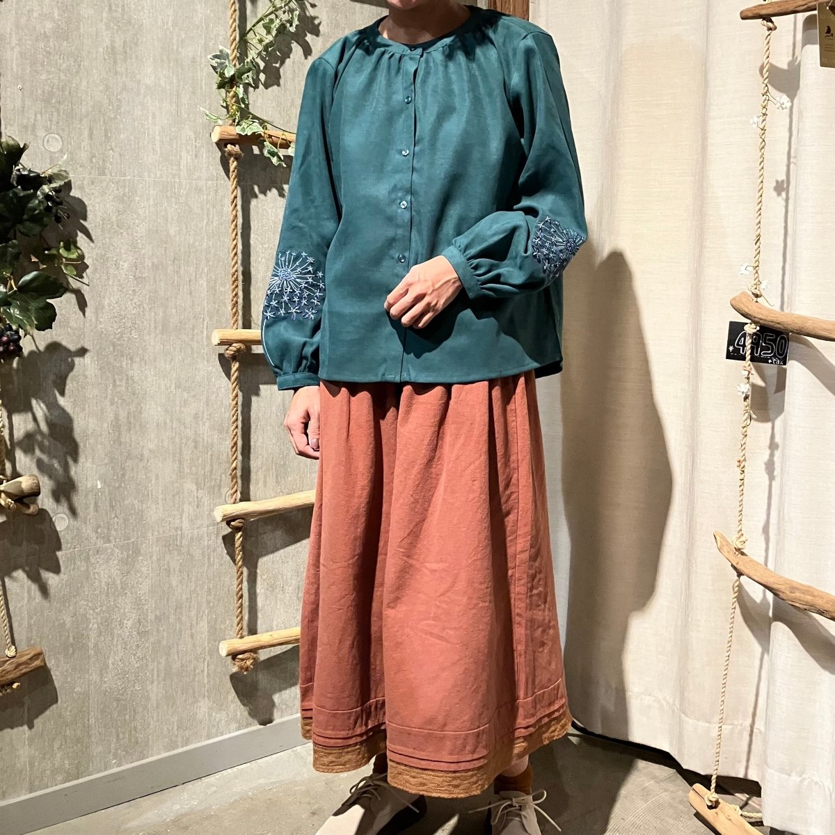 袖に花刺しゅうの柔らかコールブラウス – to blossom