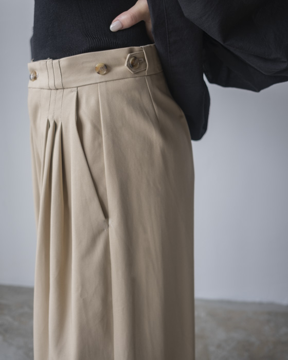 VONIQUE / villd/ chino tuck pants (beige)