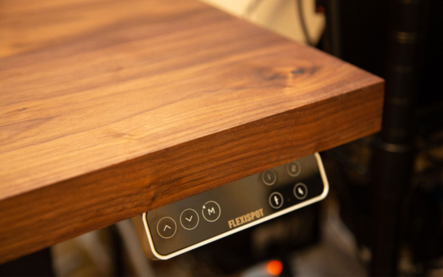 flexispotの鉄脚用の穴を天板に開けて、昇降式デスクを自作する方法