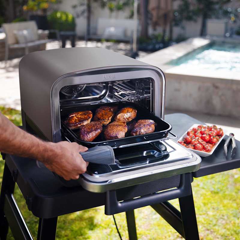 Ninja Woodfire™ 8-in-1 Outdoor Oven (With Premium Cover and