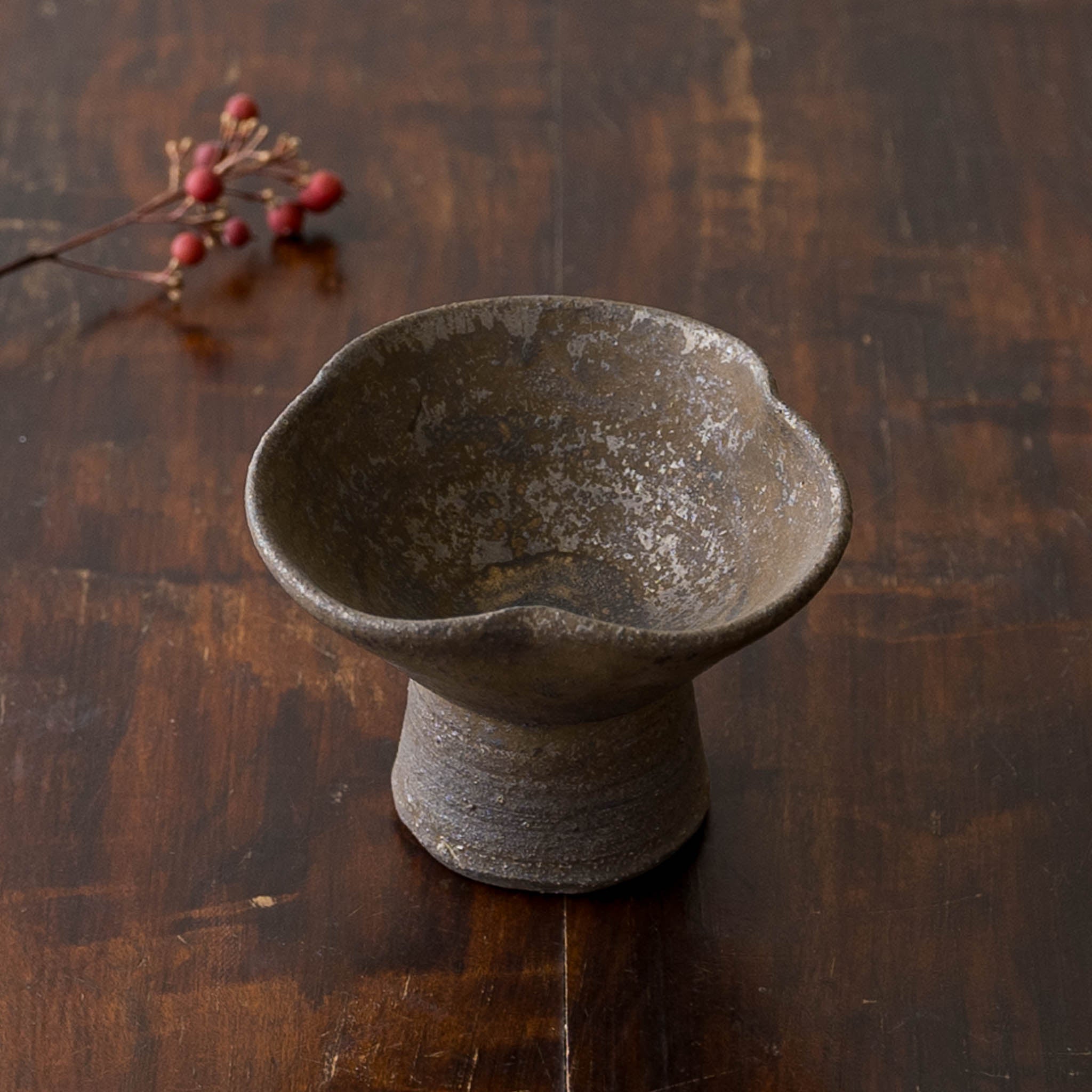 作家 吉永哲子 三輪高台小鉢 鉄錆｜作家もののうつわ通販 四季折折