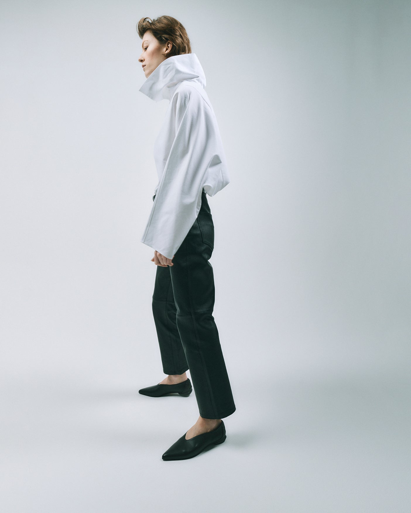 POINTED SLIT PUMPS / EBONY – SHISEI