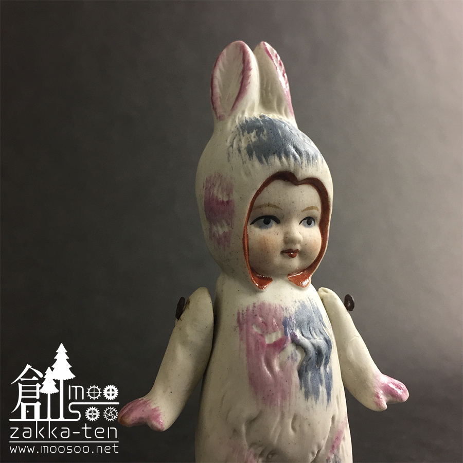 ウサギの着ぐるみのビスクドール | 博物と古物の奇妙な雑貨店