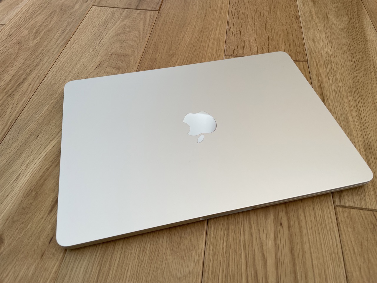 MacBook Airのスターライトってどんな色？ | 素朴なざうるすの雑記帳