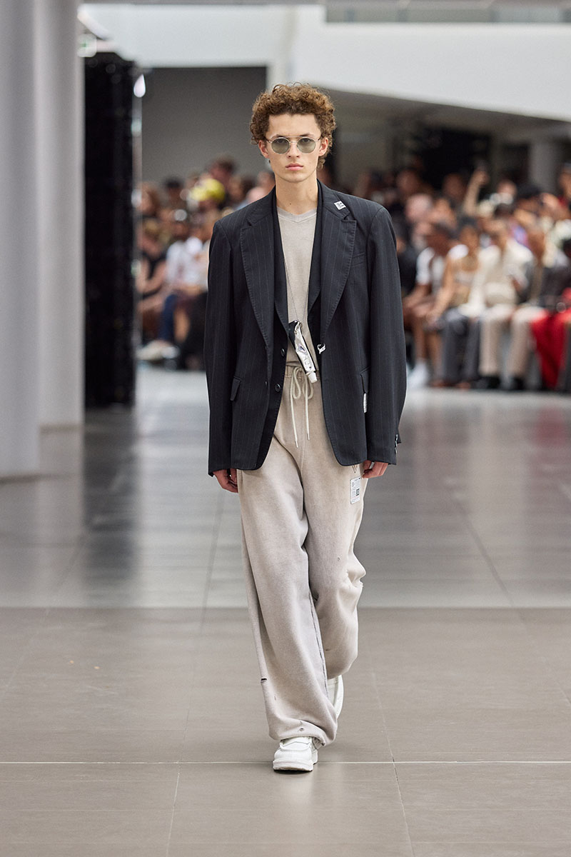 メゾン ミハラヤスヒロのテーマは「普通の人々」。2026年春夏パリ