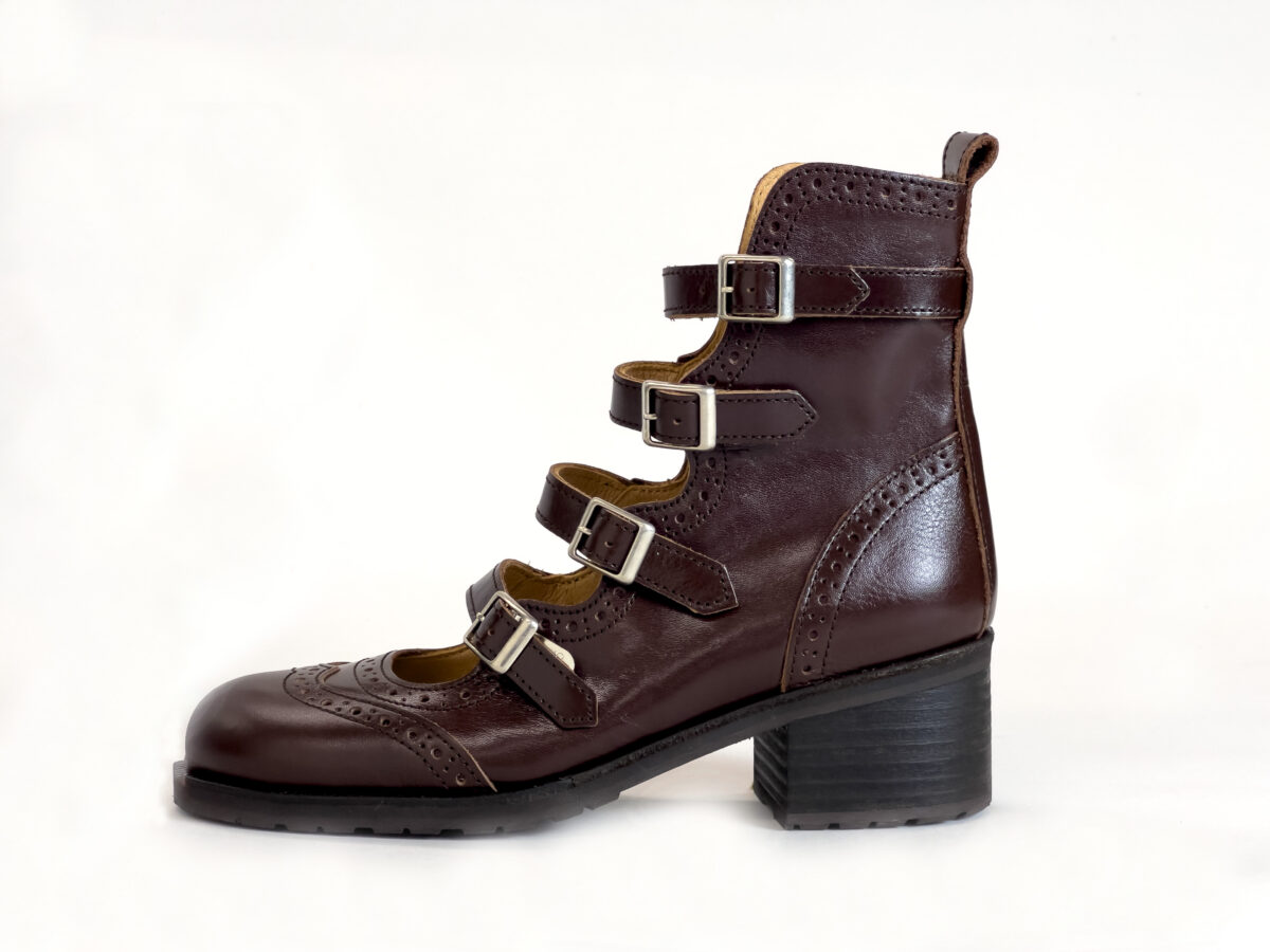 ジェーンマープルを象徴するアイコンシューズ「4STRAP SHOES」が