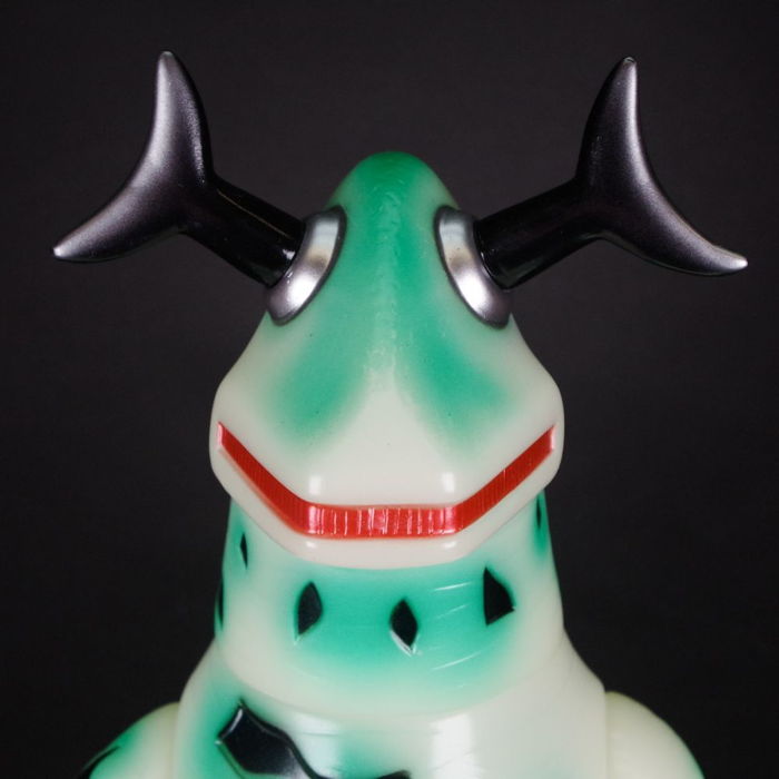 U.S.TOYSのでっかい「Gエレキング」が光り輝いて墓場の画廊に出現