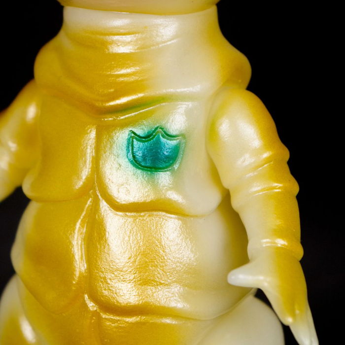 墓場の画廊にブルマァクのかわいい「リトルカネゴン」2種の「蓄光版