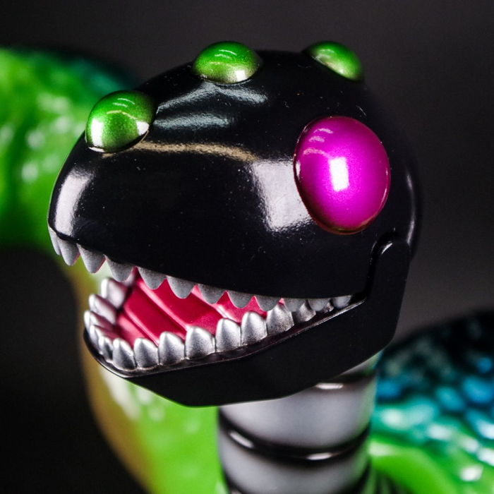 PLANET Xの「メカザウルス ズー(恐竜カラー)」が墓場の画廊に襲来