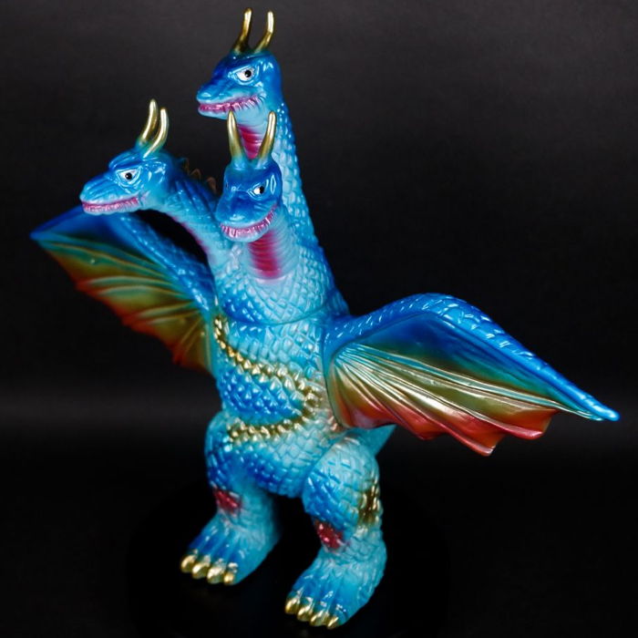 ブルマァクの「キングギドラ」が「ブルー」になって墓場の画廊を急襲