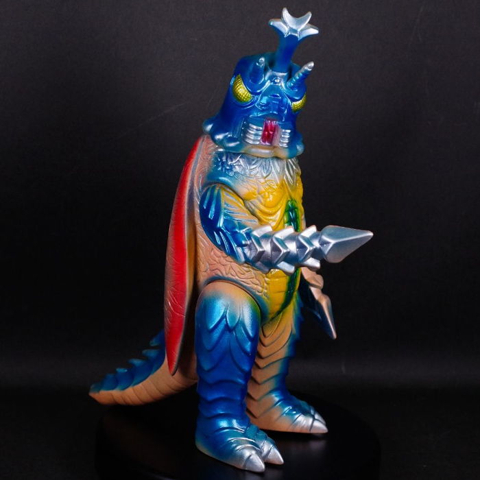 ブルマァクの「メガロ」がギャラリー＆ショップ・墓場の画廊に飛来