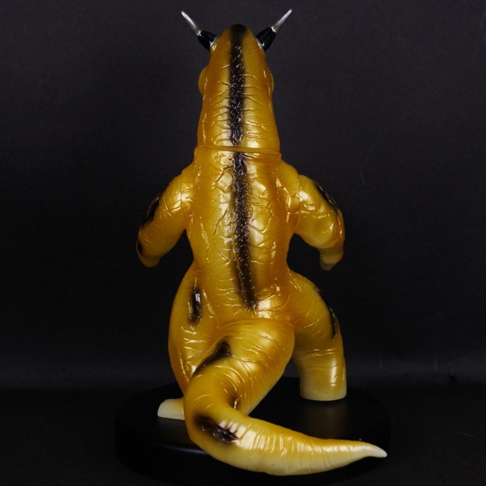 ブルマァクの「エレキング」が「蓄光ゴールド」となってまたまた出現