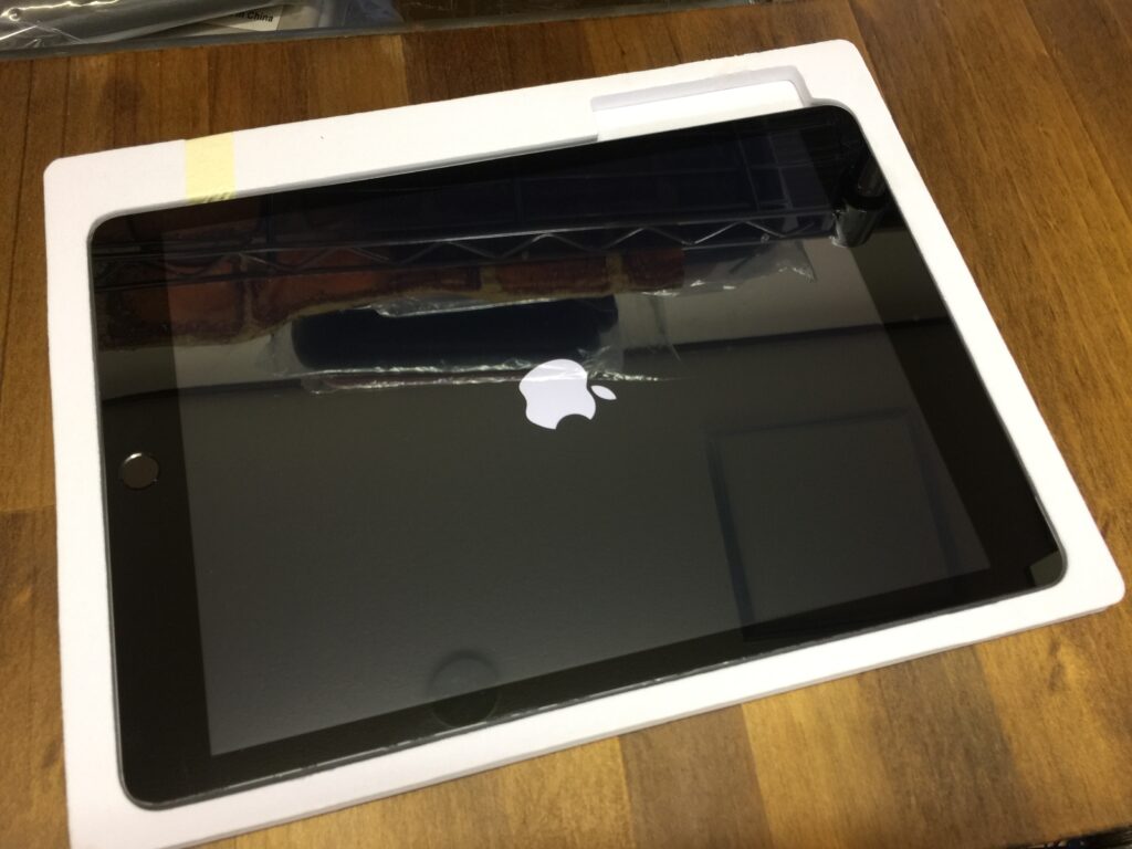 画面のガラスがバキバキにひび割れて穴が空いて本体内が見える状態の