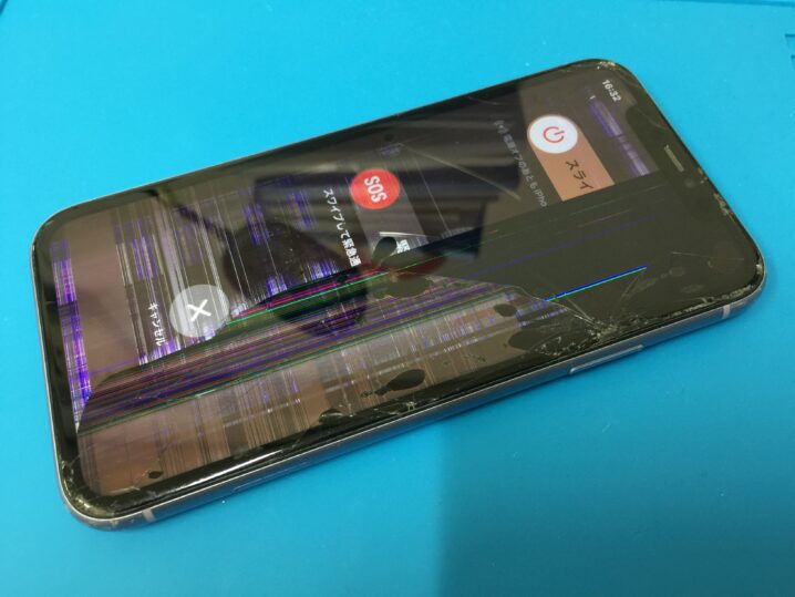 iPhone 11 液晶交換】ガラスひび割れと液晶に縦線や横線、黒いシミなど