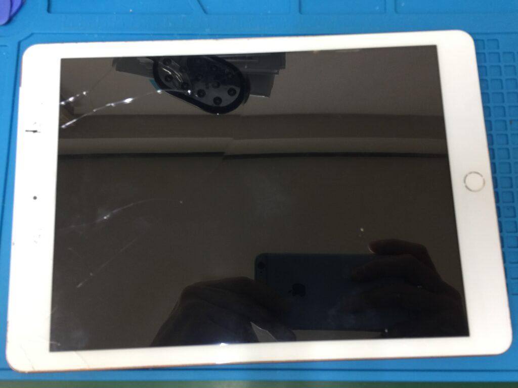 岐阜県からiPad 7 のガラスがひび割れてタッチ操作が誤作動のゴースト