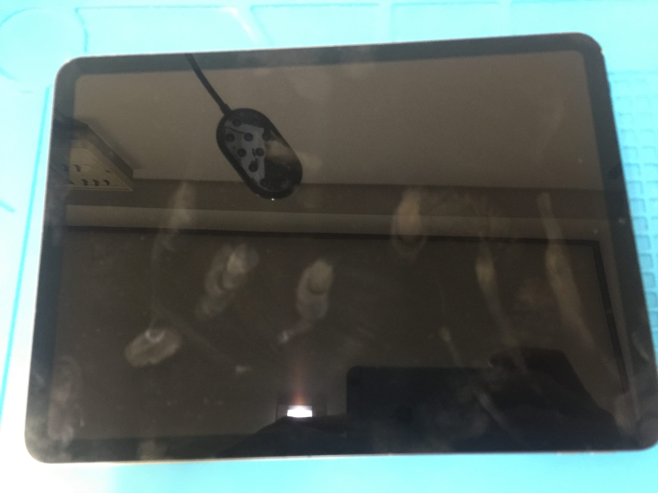 iPad Air 4 】本体が曲がって液晶が真っ暗で何も表示されなくなった