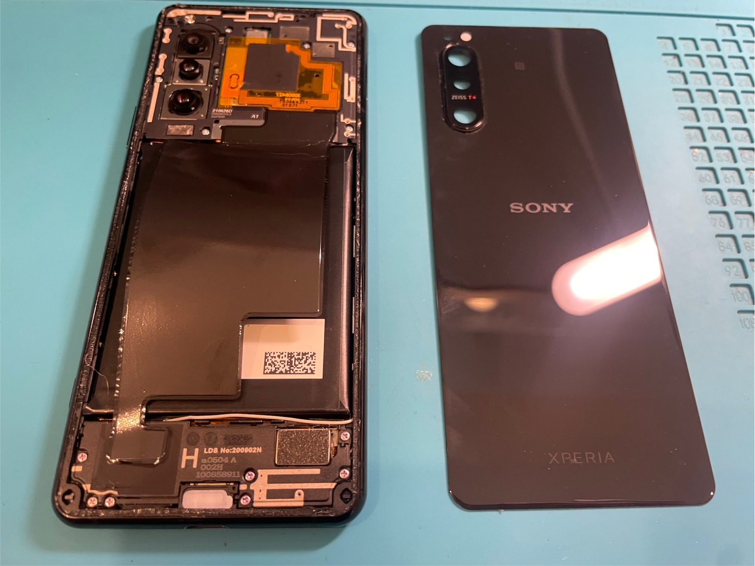 XPERIA 5Ⅱ液晶に縦線が入る画面修理【スマホ修理所沢】 | iPhone