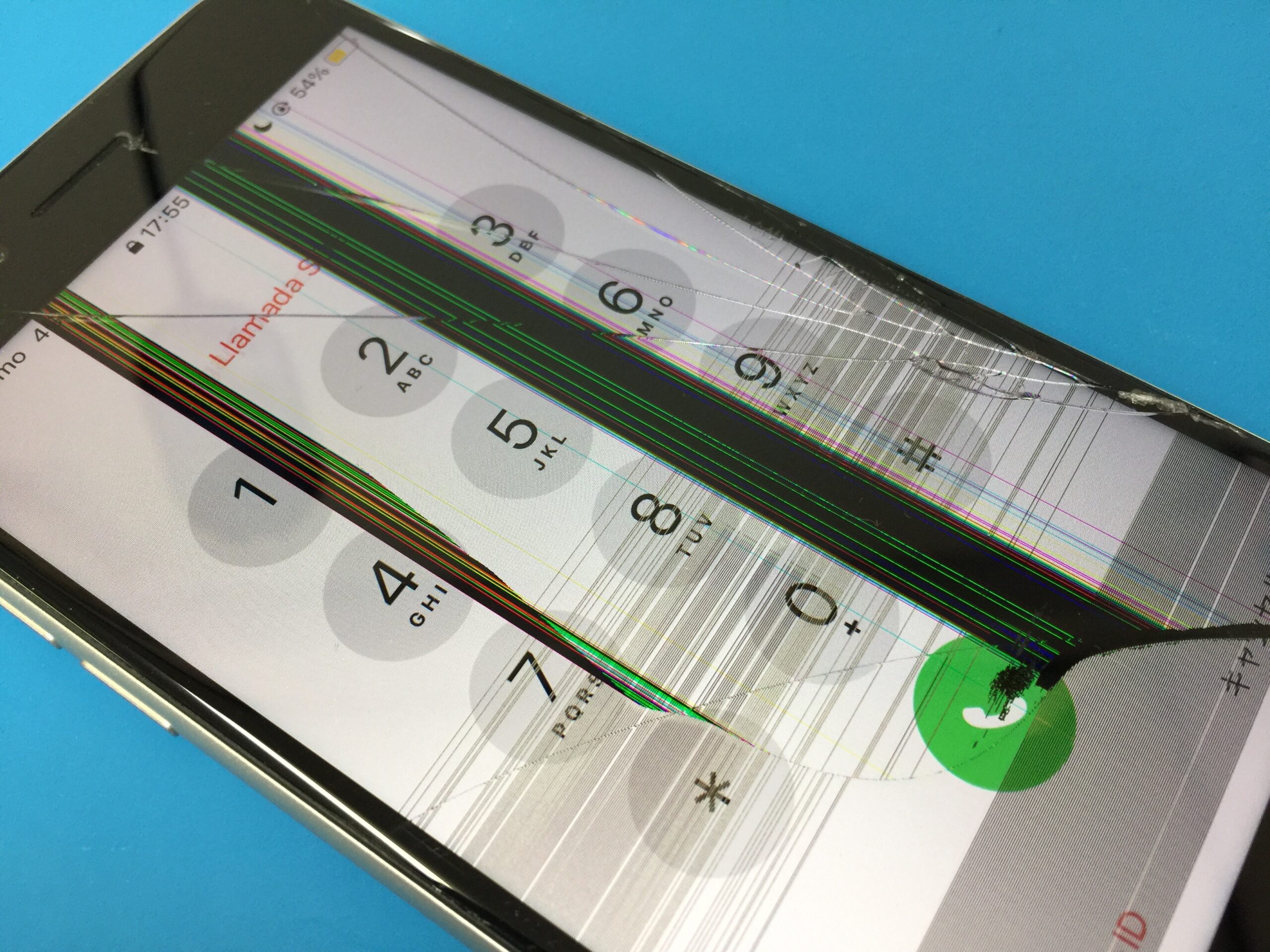 iPhoneSE第二世代の画面が割れて液晶に黒い縦線と横線が出たので液晶