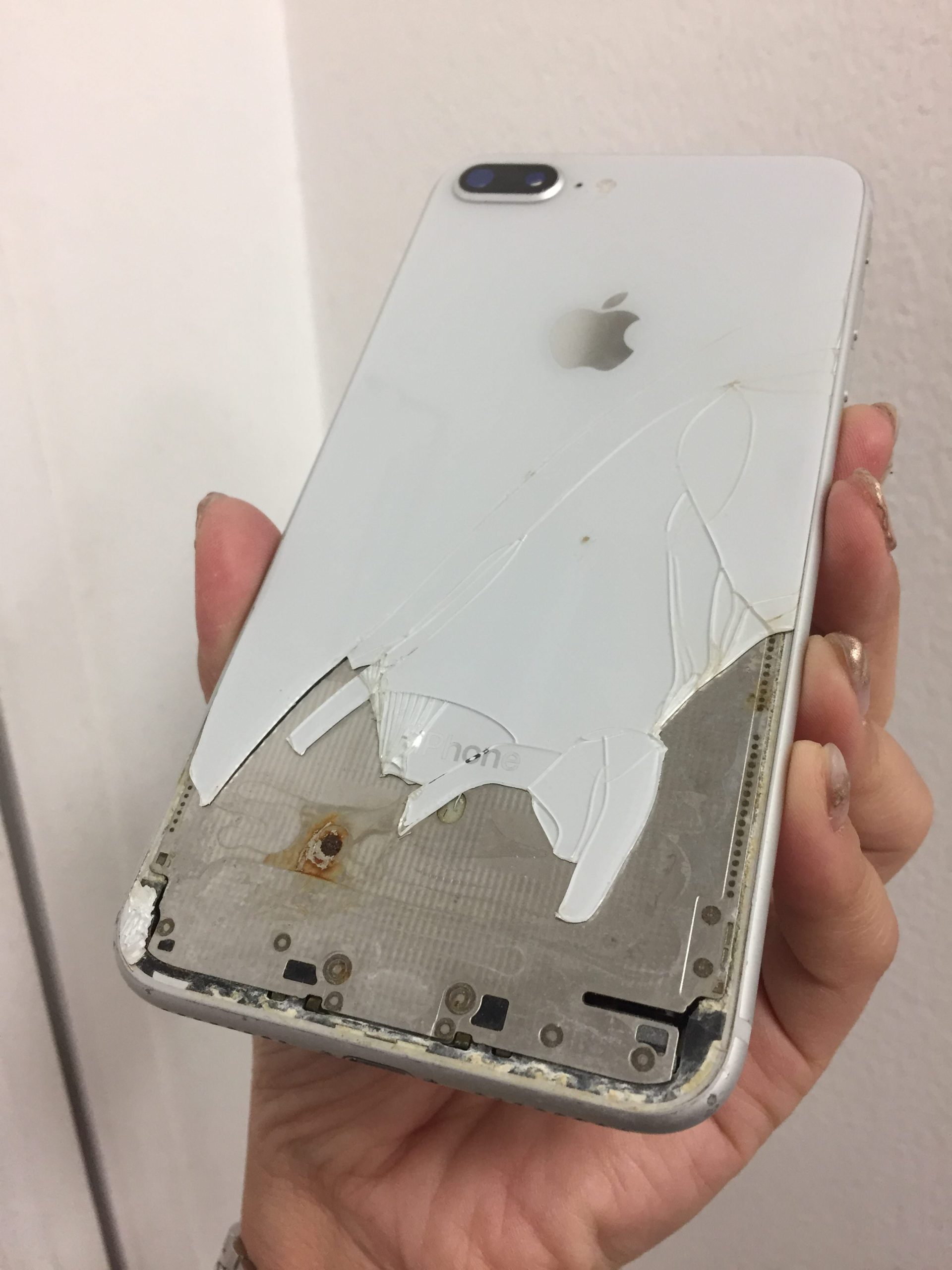 iPhoneのバックパネルが割れていると正規店さんではバッテリー交換や