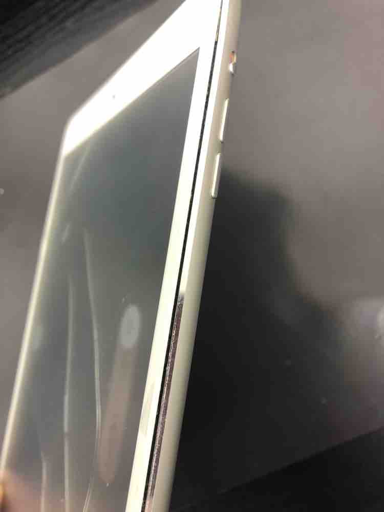 iPadのガラス浮きで画面が傷だらけに？ | スマホスピタル大阪駅前第4