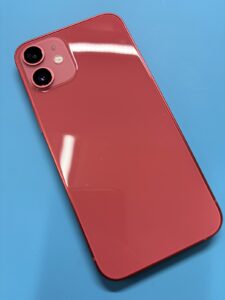 iPhone 12 mini】割れてしまった背面ガラスもピカピカに修復可能です