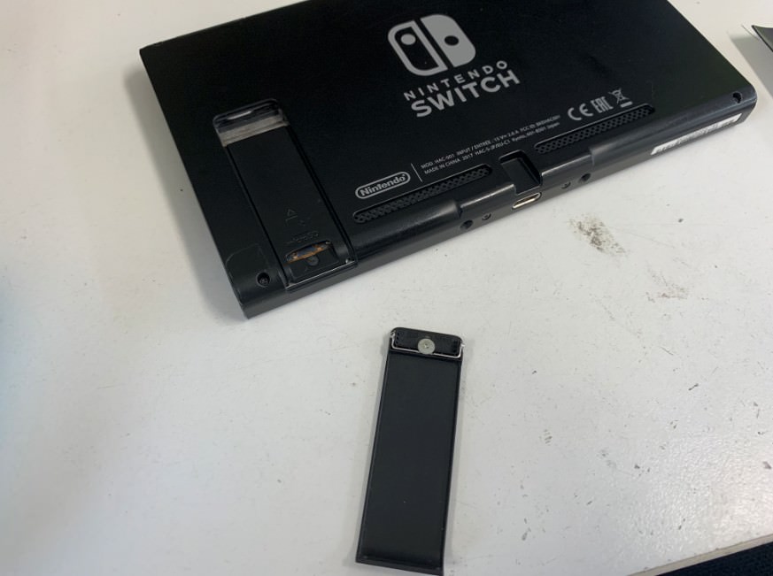 Nintendo Switch本体を立てるスタンドが折れた！作業時間30分で元通り