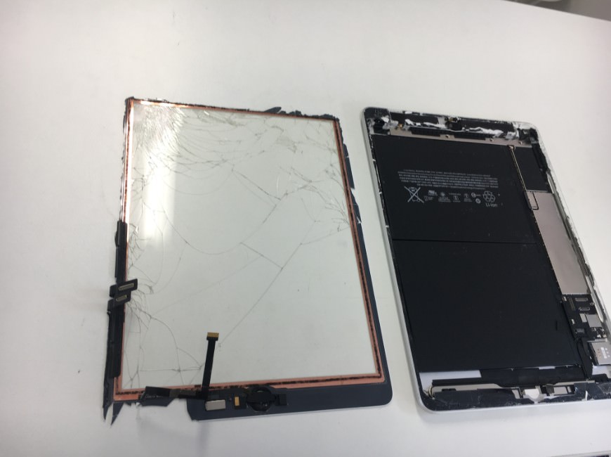 iPad 第6世代のガラスが割れて画面に穴が開いた！所要時間90分で新品