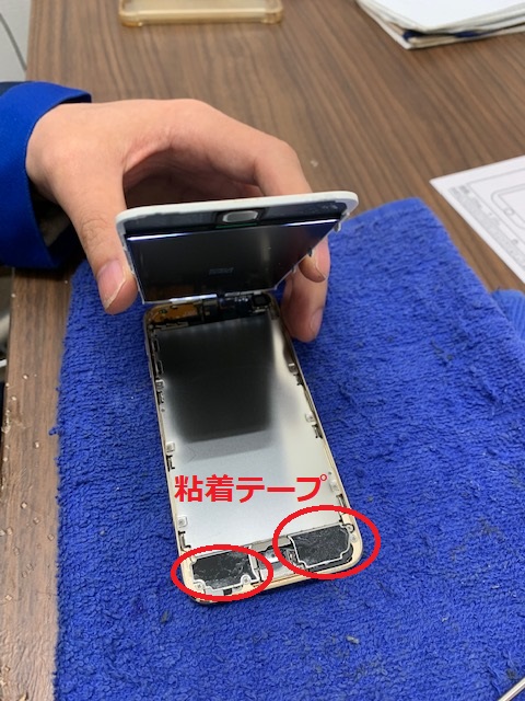 iPod touch 第7世代のバッテリー交換作業。はんだ作業が必須のため