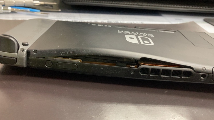 バッテリーがかなり膨張した任天堂switch！バッテリー膨張は危険
