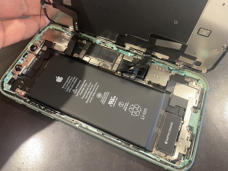 iPhone11】バッテリーの経年劣化により電池持ちが全然しない！？即日