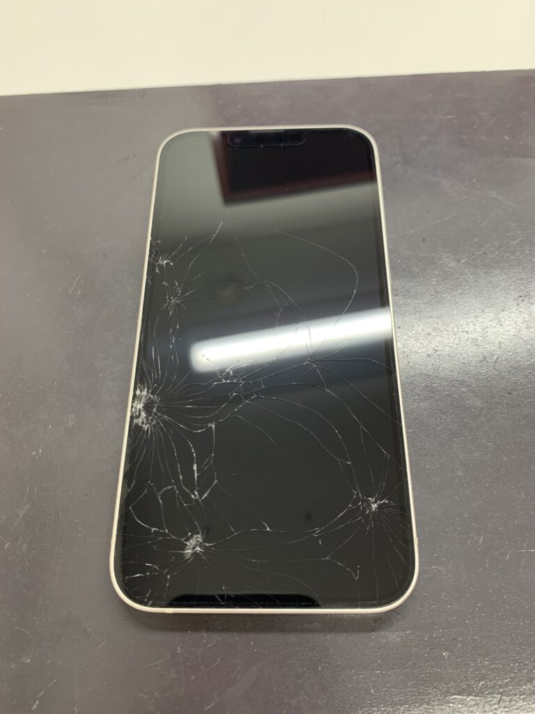 画面のヒビ割れを放置しても大丈夫なの？ – iPhone修理赤坂ならス