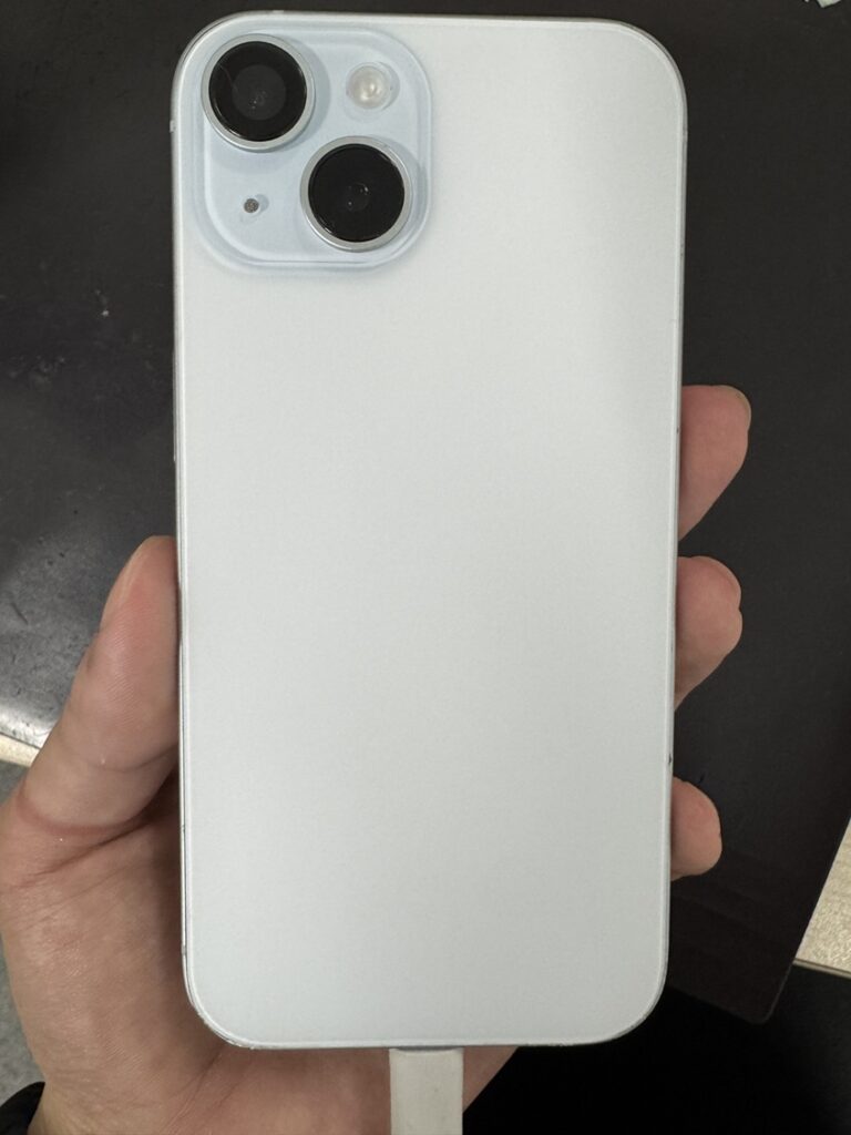 落として背面ガラスがバキバキに！？ ～iPhone15～ – iPhone修理広島