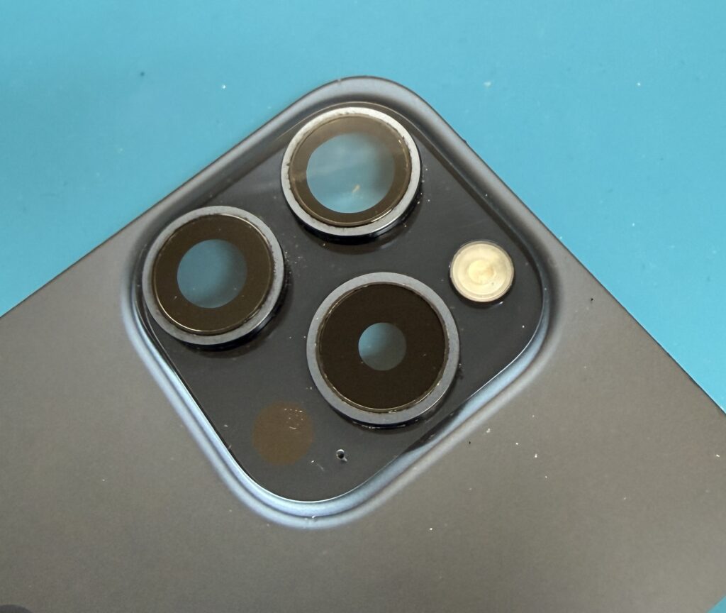 iPhone15 Pro】カメラレンズ割れ修理！背面分解でレンズのみ交換対応