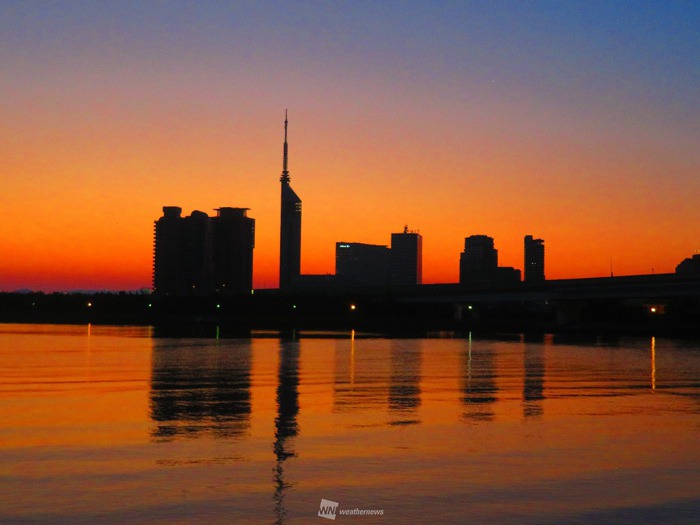 水面を染める鮮やかな朝焼け 今日は晴天・猛暑に 九州(福岡