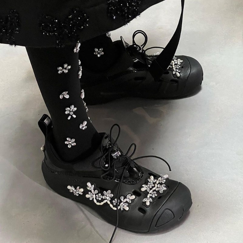 4月10日発売【Simone Rocha x Crocs】パールやクリスタルを大胆に