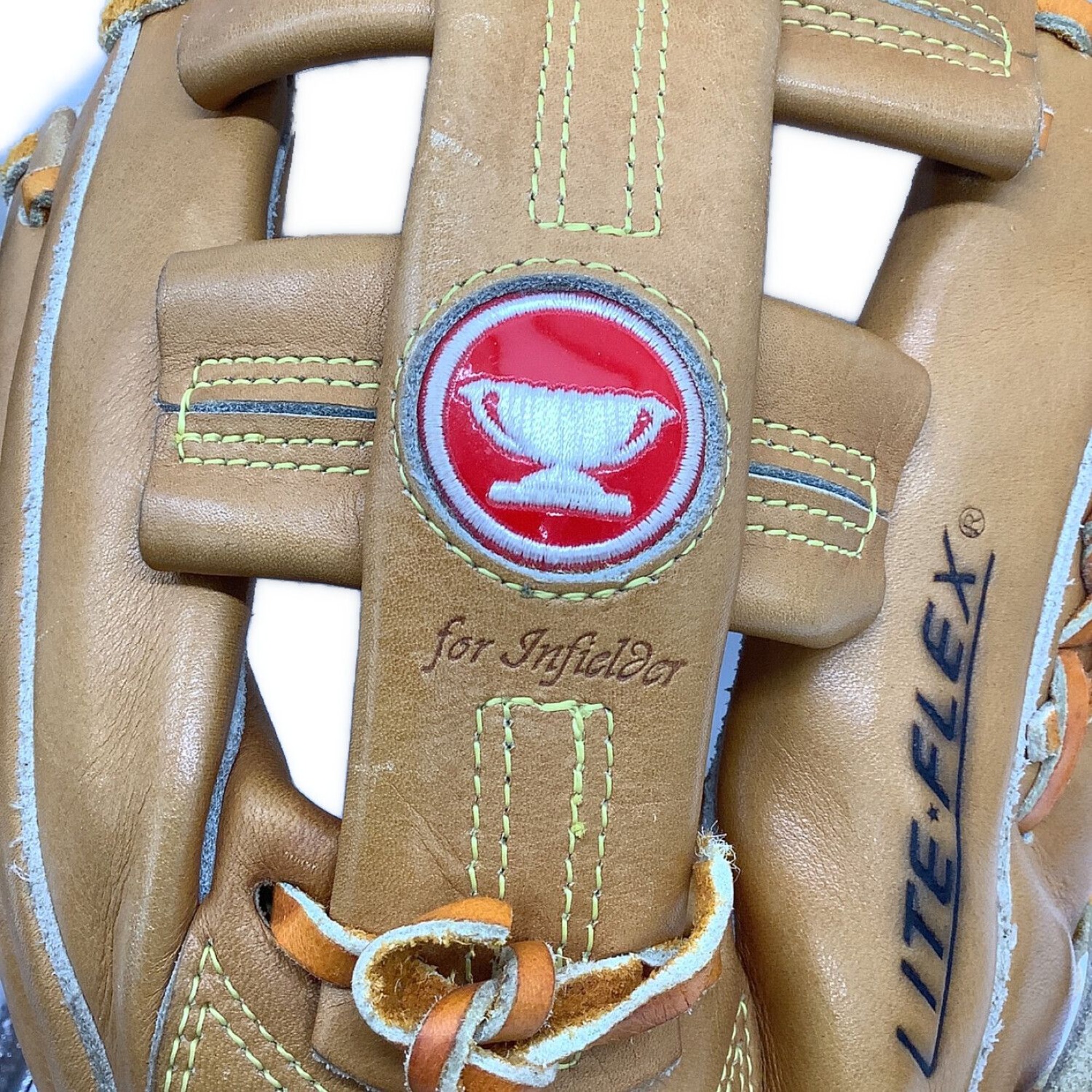 貴重なミズノ復刻赤カップの硬式グローブなど、新入荷2点をご紹介し