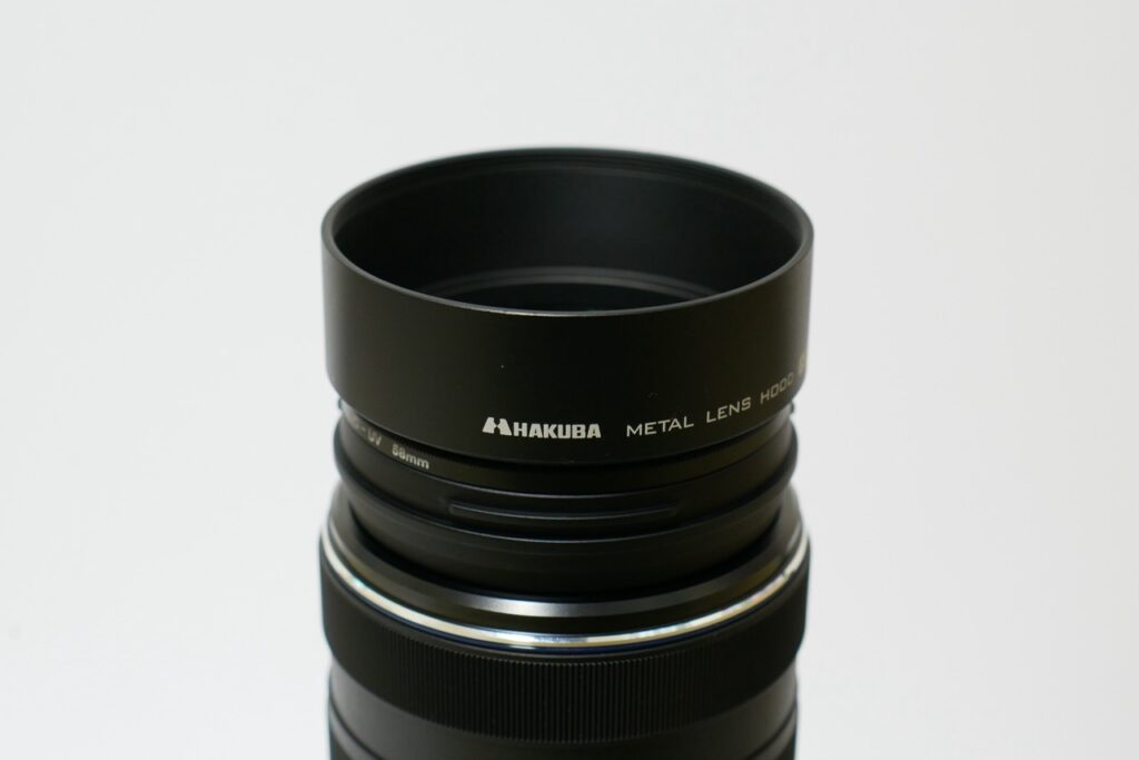 M.ZUIKO DIGITAL ED 75-300mm F4.8-6.7 IIにはレンズフードがついて