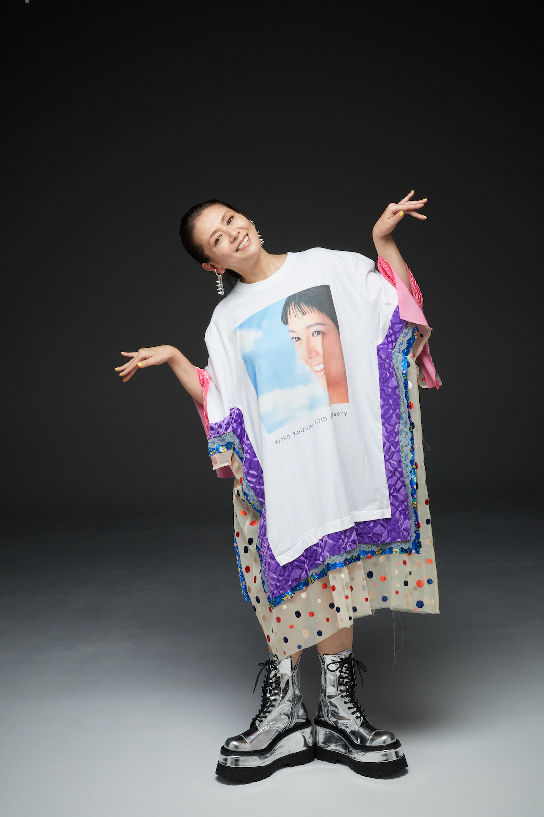画像】小泉今日子、本人デザインの40周年記念Tシャツを着用した新