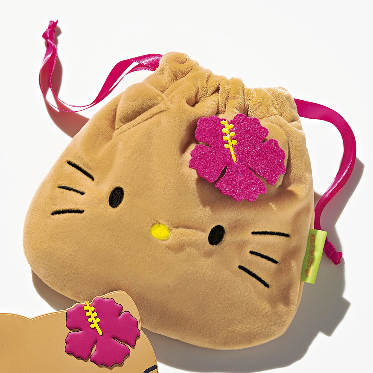 付録】早くもネットでは完売!?「日焼けハローキティ」のミラー＆巾着