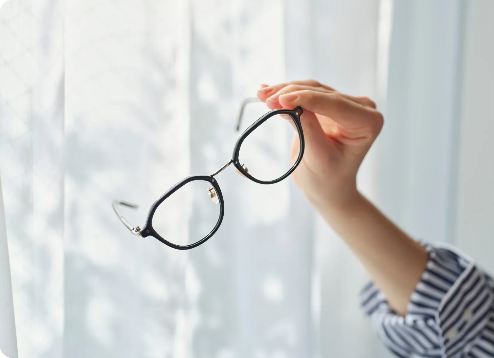 調光レンズ【室内ではメガネ、屋外ではサングラスに変化する2WAYレンズ