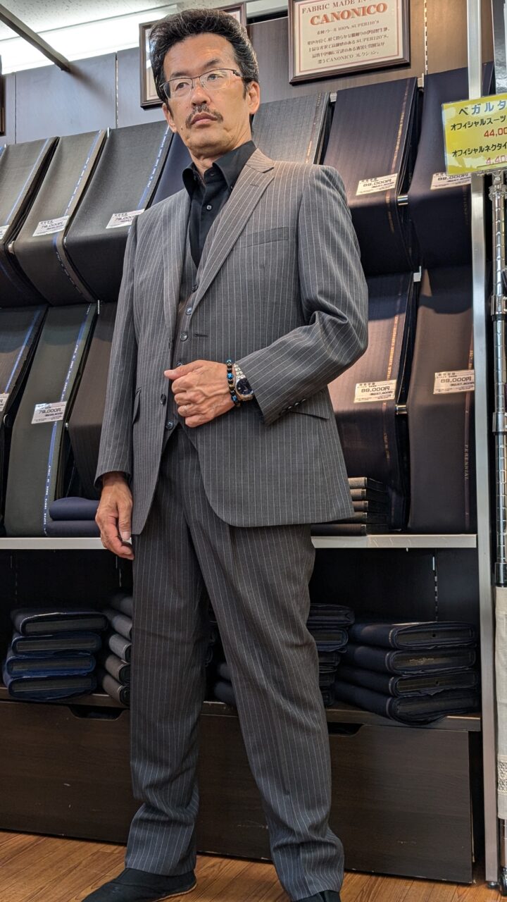 大人の雰囲気を纏うグレーストライプスーツ-仙台西多賀店スーツ