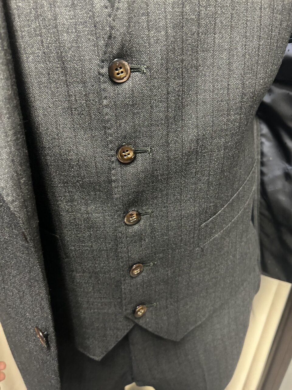 グレーのストライプで貫録ある1着-大阪梅田店スーツコレクション