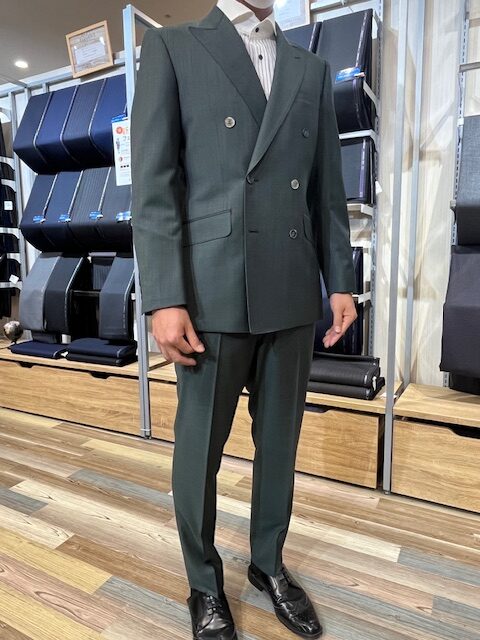 イタリアらしい色気のあるグリーンのダブルスーツ-セントシティ小倉店